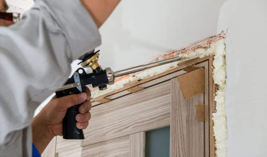 Aplicare spuma poliuretanica usi