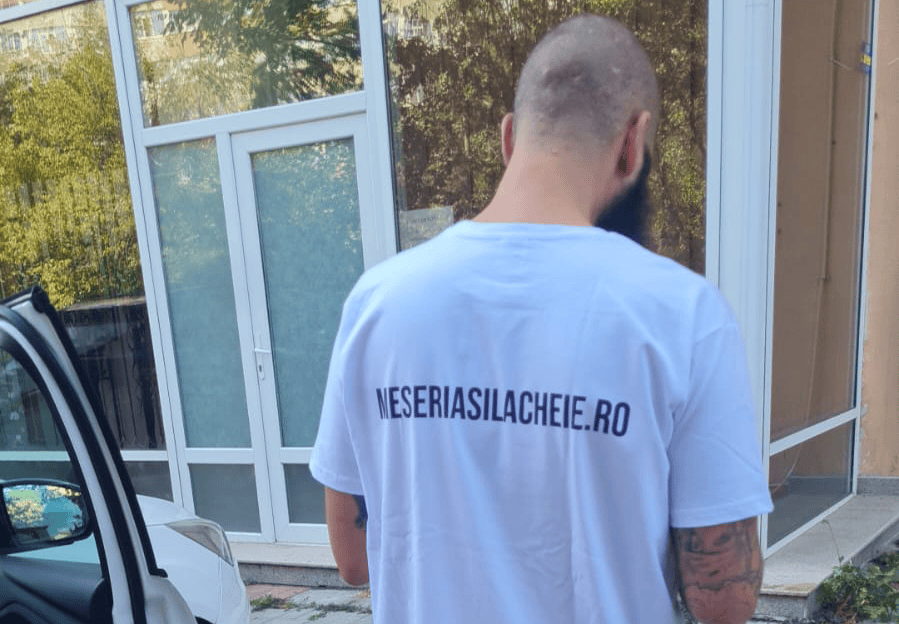 Cum alegeți un lăcătuș de încredere în București 1 Lăcătuș de încredere în București la o intervenție de deblocare ușă