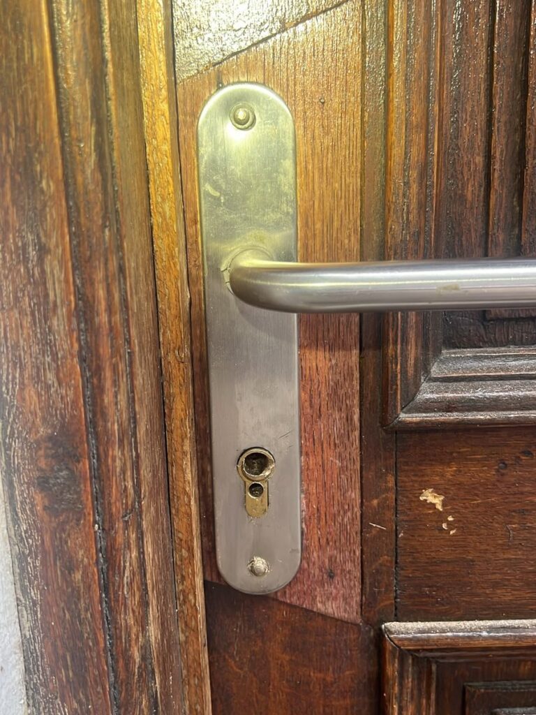 Deblocari Usi Sector 2 3 Butuc de ușă găurit de proprietar, ușă de lemn din Sectorul 2 București, înainte de deblocare